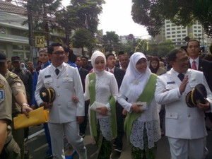 Jalan Kaki dari Hotel ke DPRD, Ridwan Kamil-Oded Disambut Janur Kuning