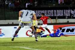 Yahdian melewati pemain Thailand dalam laga lanjutan Piala AFF U-19 di Stadion Delta Sidoarjo, Senin (16/9/2013) malam. Bruriy Susanto/detikFoto.