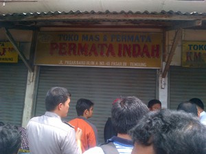 Perampok Gasak 1,5kg Emas dari Tiga Toko di Deli Serdang