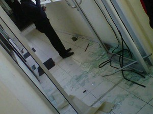 Pintu Kaca PN Depok yang Dirusak Massa PP Hancur Berantakan