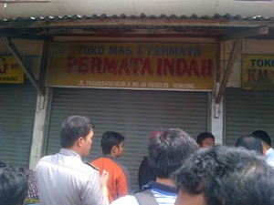 Satroni 3 Toko Emas Sekaligus, Perampok Sempat Pukul Pembeli