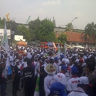 Ribuan Petani Tebu Demo di Depan Kantor Gita Wirjawan
