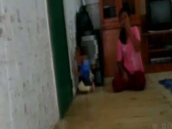 Balita Makan Kapur dan Dinding Rumah