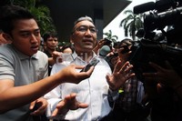 Dirjen Pajak Fuad Rahmany menjawab pertanyaan wartawan usai menjalani pemeriksaan di Gedung KPK, Jakarta.