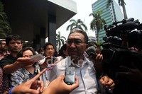 Fuad Rahmany mendengarkan pertanyaan wartawan usai menjalani pemeriksaan di Gedung KPK, Jakarta.
