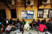 Para imigran gelap asal Rohingnya duduk-duduk di teras Polairud Tanjung Priok, Jakarta Utara.