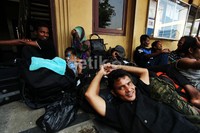 Sebagian dari mereka tiduran dengan beralaskan seadanya.