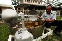    Dengan menggunakan alat bernama pan evaporasi, petugas mengecek penguapan selama 24 jam.