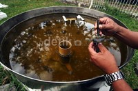 Petugas mengecek penguapan selama 24 jam menggunakan alat bernama pan evaporasi.