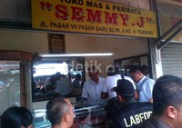 Ketiga toko emas yang dirampok itu masing-masing Toko Emas Semmy J, Permata Indah, dan P. Tarigan.