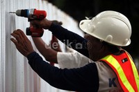 Sejumlah pekerja memasang seng pembatas. Selama pembangunan Pemprov DKI Jakarta juga akan melakukan manajemen transportasi untuk mengatisipasi terjadinya kemacetan.