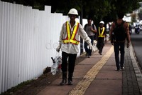 Sejumlah pekerja memasang seng pembatas di Jl Sudirman, Jakarta.