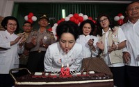 Ketua PMI Jakarta Rini Sutiyoso meniup lilin perayaan HUT PMI ke-68.
