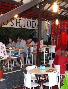 Mau Jajan Sushi Murah Meriah? Mampir ke Warung Ini!