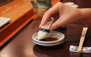 Ikuti Tata Cara Ini Saat Menyantap Sushi
