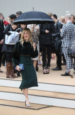Sienna Miller Cantik di London Fashion Week