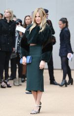 Sienna Miller Cantik di London Fashion Week
