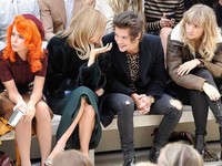 Harry tampak akrab dengan Sienna Miller. Gareth Cattermole/Getty Images for Burberry.