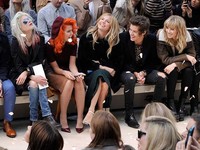 Harry terlihat ceria terbawa suasana. Gareth Cattermole/Getty Images for Burberry.