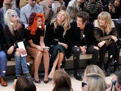 Harry Styles Dikelilingi Para Wanita