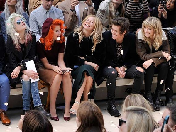 Harry Styles Dikelilingi Para Wanita