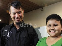 Semakin banyak keluarga korban yang datang menjenguk Dul, Ahmad Dhani pun meminta keluarga korban tak buka suara mengenai identitas mereka. Asep/detikHOT.