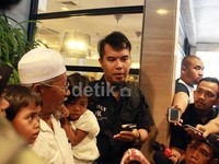 Dhani pun mengungkapkan kalau putranya itu sempat kebingungan dengan kehadiran keluarga korban. Asep/detikHOT.