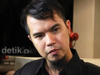 Kepada anaknya, bos Republik Cinta Management itu mengatakan kalau mereka adalah para penggemar yang ingin menjenguknya. Asep/detikHOT.