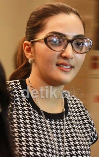 (Dul) Udah bisa ngomong, ketawa. Sudah bisa komunikasi sama yang datang, ujar Ashanty. Asep/detikHOT.