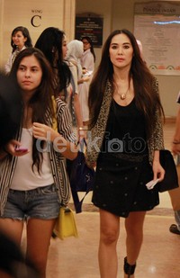 Ina Thomas juga terlihat menjenguk Dul. Asep/detikHOT.