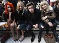 Mantan kekasih Taylor Swift itu berfoto bersama Paloma Faith, Sienna Miller, dan Suki Waterhouse. REUTERS/Suzanne Plunkett.