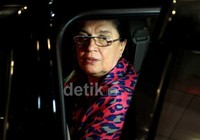 Ibunda Ahmad Dhani juga tampak menyambangi RSPI. Asep/detikHOT.