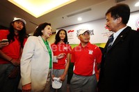 Roy Suryo (kanan) dan Rita Subowo (kiri) melepas kontingen Indonesia yang akan berlaga di ajang Islamic Solidarity Games, di Palembang, 22 September - 1 Oktober 2013.