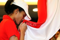 Salah satu atlet mencium bendera merah putih.