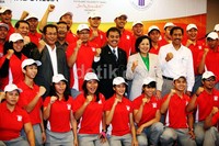 Roy Suryo berpose dengan para atlet. Dalam kesempatan itu, Roy Suryo mengungkapkan rasa terima kasihnya atas dukungan dari berbagai pihak, termasuk atlet dan PB yang sudah mendukung terselenggaranya pesta olahraga ini.