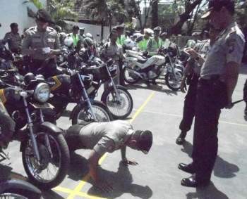 Lalai Bawa STNK Motor Dinas, 7 Polisi Dihukum Push Up