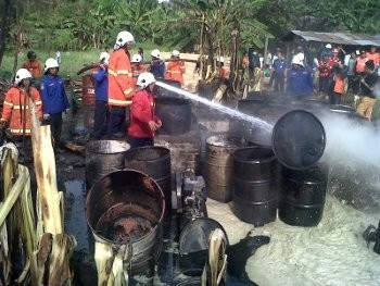 Lahan Tempat Penyimpanan Oli Bekas Terbakar
