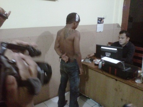 Bejat! Sambil Mabuk, Pemuda Bertato Sodomi Santri di Depok