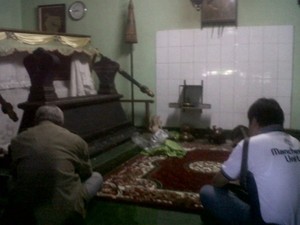 Dirusak Orang, Makam Cucu HB VI Tetap Ramai Didatangi Peziarah