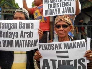 100-an Orang Demo Desak Polisi Usut Perusakan Makam Cucu Sultan HB VI