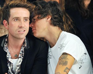 Bromance? Harry One Direction Manja-manjaan dengan Pria Misterius