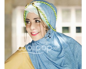 Foto: Pesona Risty Tagor Dalam Balutan Hijab Warna-warni