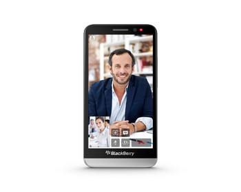 BlacKBerry Z30 hadir dengan lebar layar 5 inch dan spesifikasi yang lebih baik dibandingkan dengan Z10 atau Q10. (kredit foto: theverge)