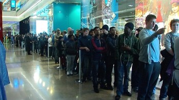 Antrean di luar pusat perbelanjaan Kota Westfield Stratrford, London timur. (kredit foto: David Parry/PA Wire)