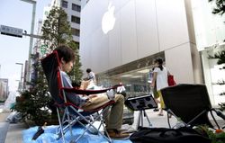 Menerjang Topan Demi iPhone Baru