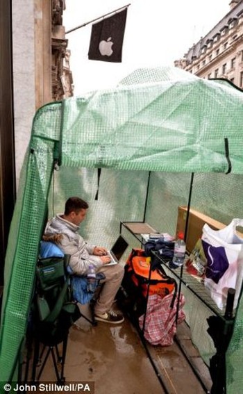     Cuaca di London kurang begitu bagus. Pengantre pun mengakalinya dengan membuat kemah. (kredit foto: press association)