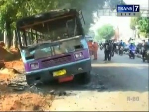 Tabrak Warga Hingga Tewas, Bus Dibakar Massa