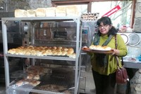Toko Roti Samuel paling terkenal di Tuk Tuk, Pulau Samosir. Pemiliknya adalah Ibu Betty Anna Saragih. Rotinya terkenal lembut (Eny/detikTravel)