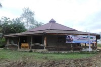 Toko Roti Samuel adalah sebuah rumah berdinding batu dan kayu. Toko roti ini tampak menonjol berdiri di antara rerumputan yang menghias di kaki Bukit Beta, Tuktuk, Samosir (Eny/detikTravel)