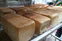 Inilah roti tawar Roti Samuel. Betty dan keluarganya membuka Toko Roti Samuel tahun 1998. Saat itu ada banyak turis asing mengunjungi Danau Toba. Roti menjadi sangat booming terutama roti tawar (Eny/detikTravel)